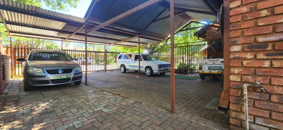 6 Bedroom Property for Sale in Kannoniers Park North West